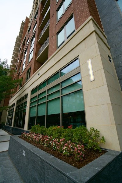 In multi-family homes, limestone veneers provide a cohesive, high-end look across multiple units. hubs.ly/H0fpHQD0
#UseNaturalStone #ArchitecturalDesign #Veneers