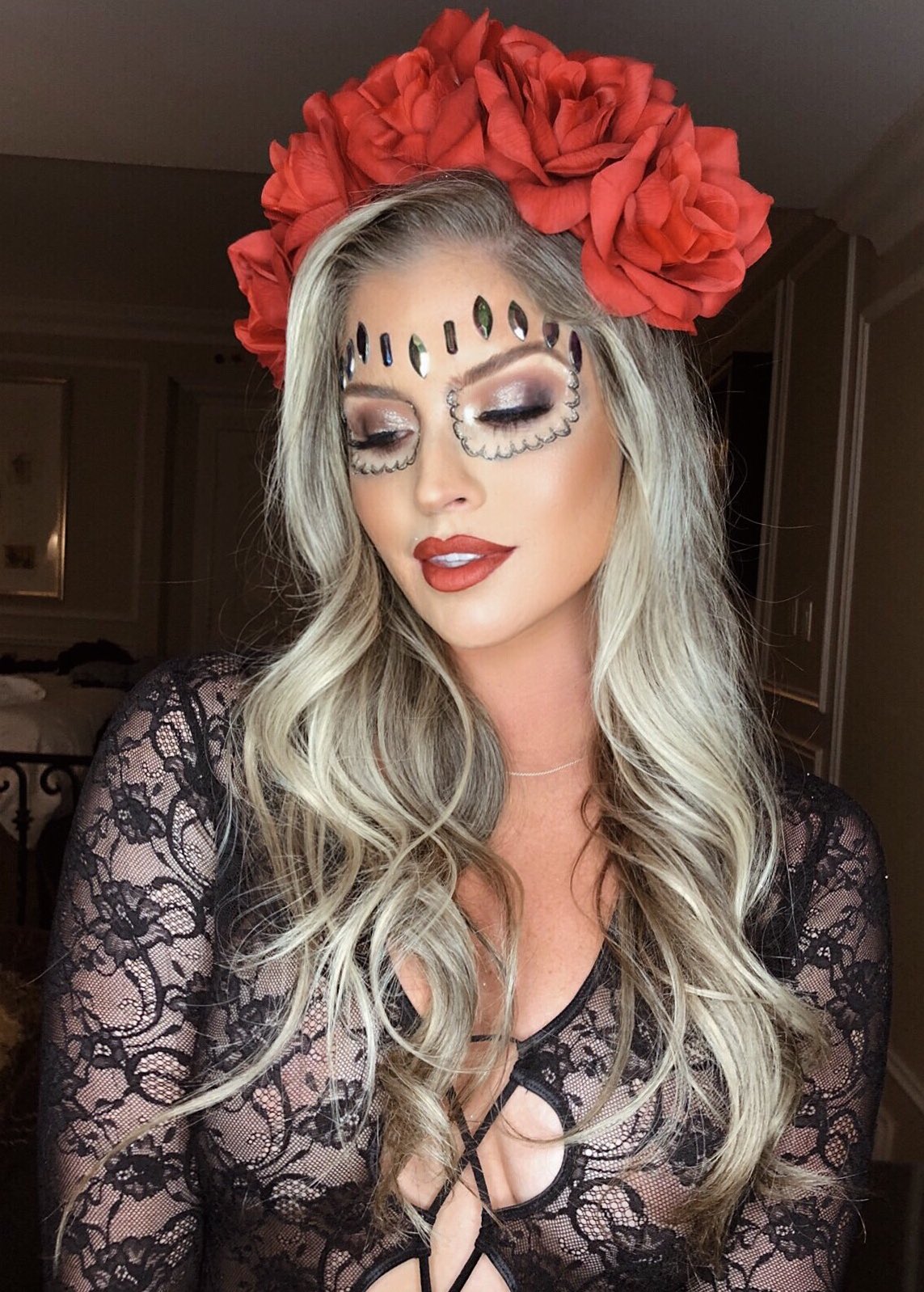 1 pic. glam for #diadelosmuertos 🖤 https://t.co/UA6YvAV0lv