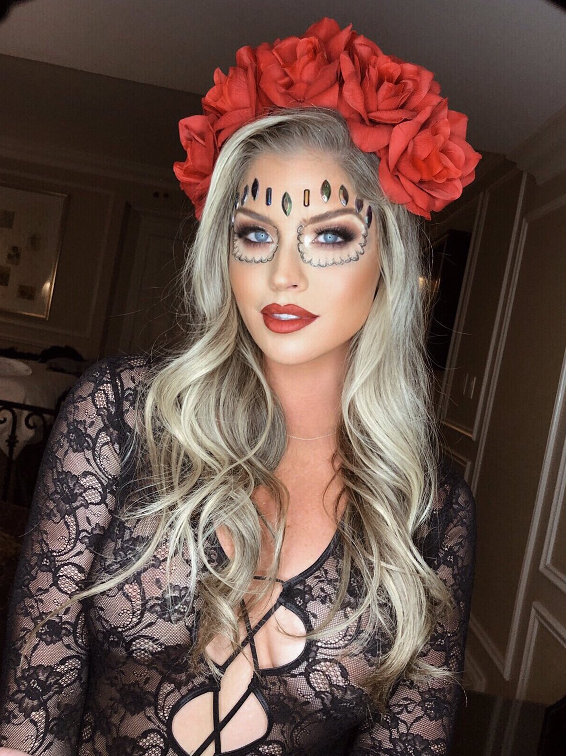 2 pic. glam for #diadelosmuertos 🖤 https://t.co/UA6YvAV0lv