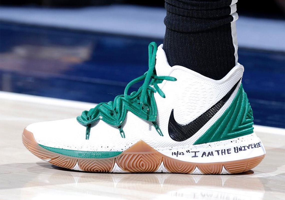 je bent Gorgelen Van toepassing zijn Sneaker News on Twitter: "Kyrie Irving shows off a clean "Celtics" PE  version of his new Nike Kyrie 5s https://t.co/07I0fjtaSS  https://t.co/IKn0Lw4x3Z" / Twitter