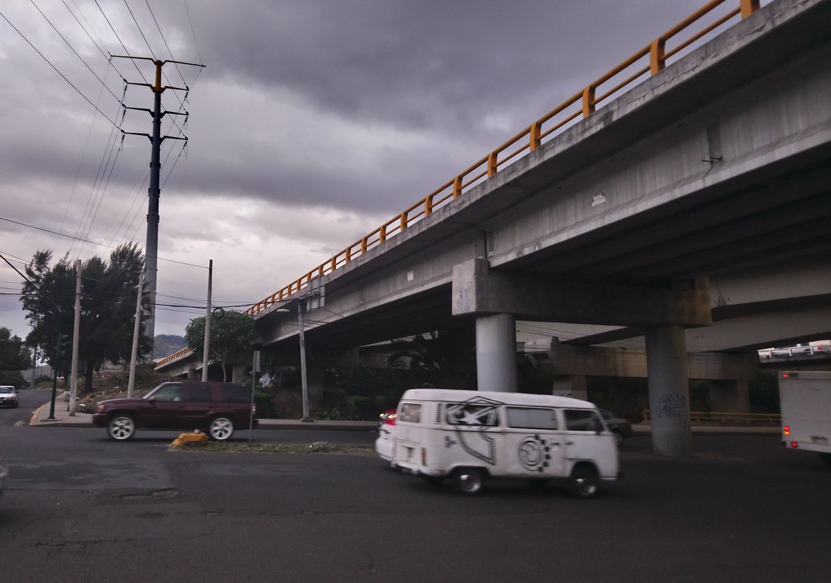 <a href="/TuAlcaldiaGAM/">Alcaldía Gustavo A. Madero</a> ¿Hay alguna manera de que el puente de Periférico que cruza Miguel Bernard sea terminado y abierto algún día? Ayudaría mucho a evitar el tráfico que se hace en las mañanas en la zona, más ahora que ya pronto estará circulando el <a href="/MetrobusCDMX/">Metrobús CDMX</a>  <a href="/fchiguil/">Francisco Chíguil</a> <a href="/gamadero/">gamadero</a>