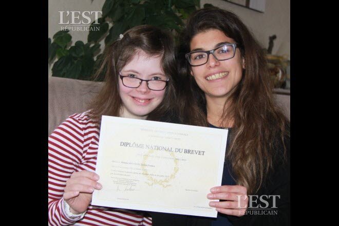 Manon, porteuse de #trisomie21, a eu son brevet des collèges ... avec mention assez bien 🎓👏 !
« Je suis fière de moi ! » explique la jeune fille qui est aujourd’hui lycéenne à Verdun et veut plus tard travailler dans une école maternelle.
estrepublicain.fr/edition-de-ver…
