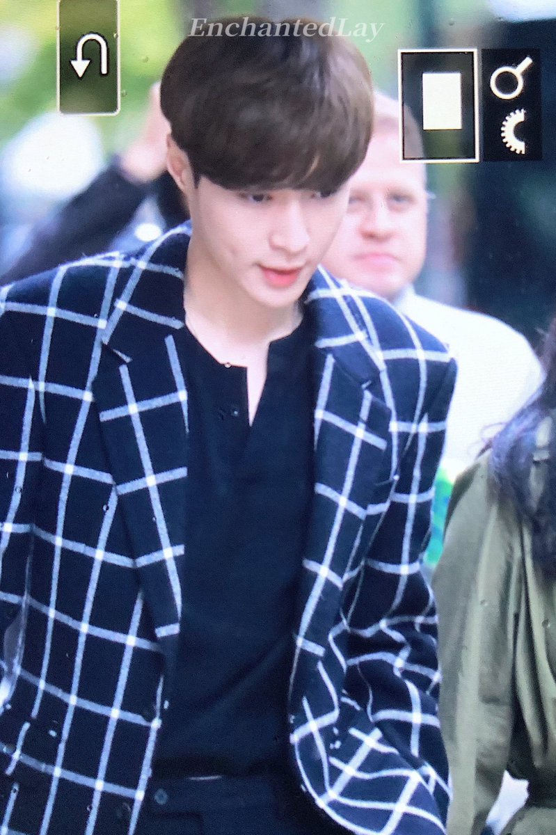 EnchantedLay's tweet image. #LAY 181105 BuzzFeed