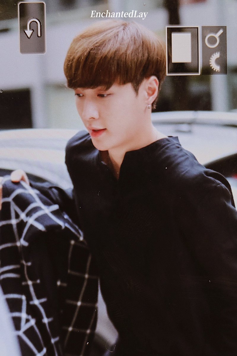 EnchantedLay's tweet image. #LAY 181105 BuzzFeed