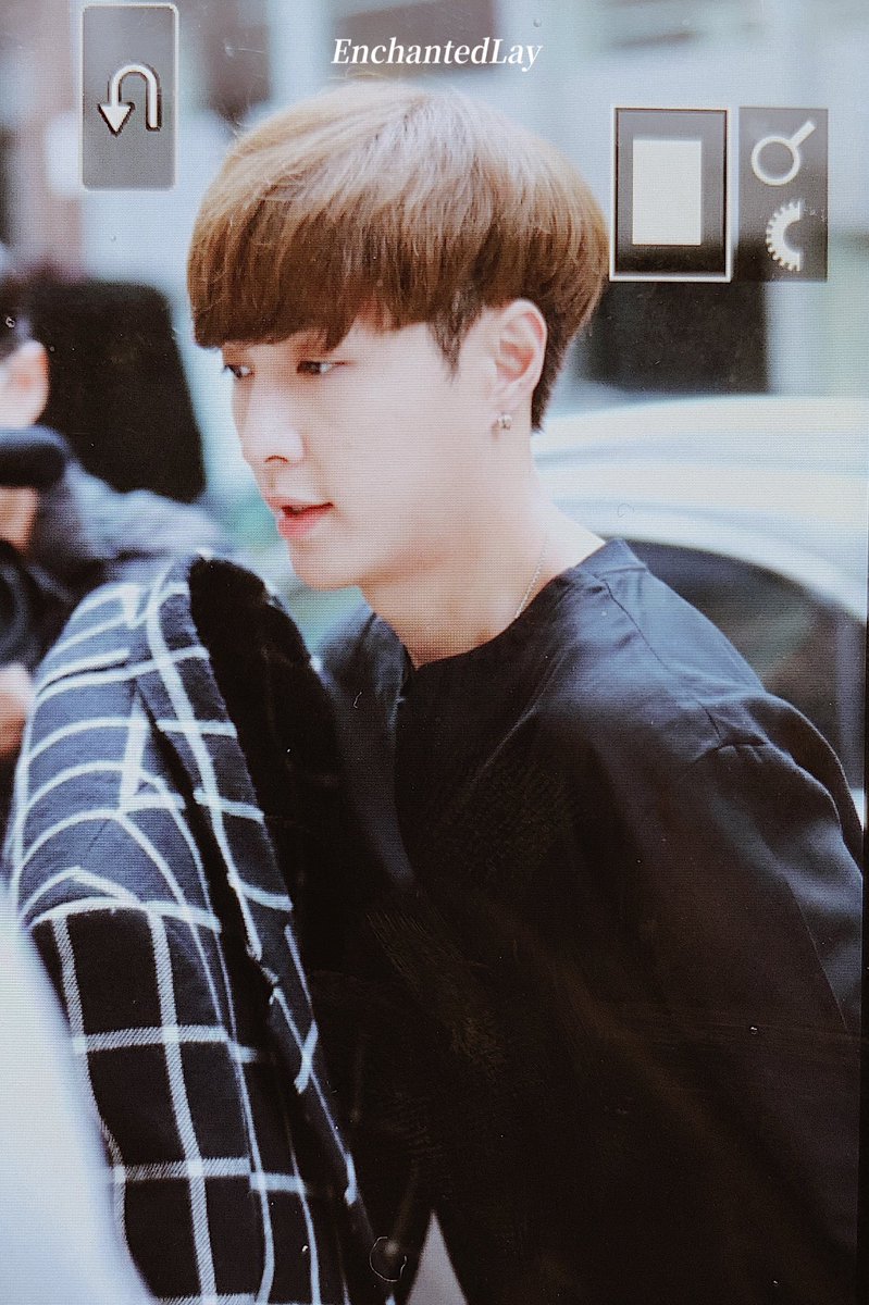 EnchantedLay's tweet image. #LAY 181105 BuzzFeed