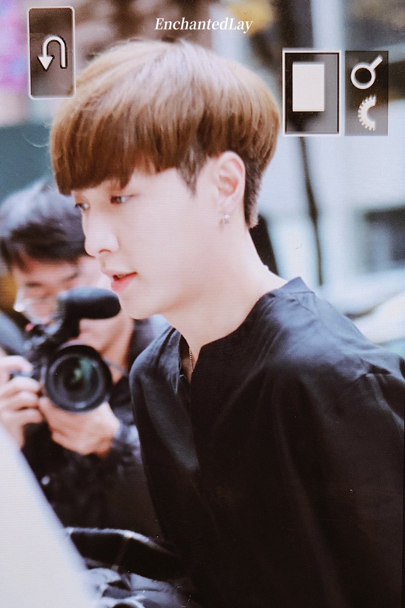 EnchantedLay's tweet image. #LAY 181105 BuzzFeed