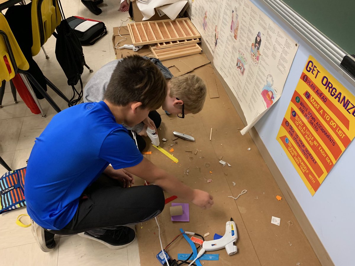Building new toy designs in design and modeling ⁦<a href="/OakvilleMiddle/">Oakville Middle School</a>⁩ <a href="/oakvillepltw/">rebecca brophy</a> #stemployee