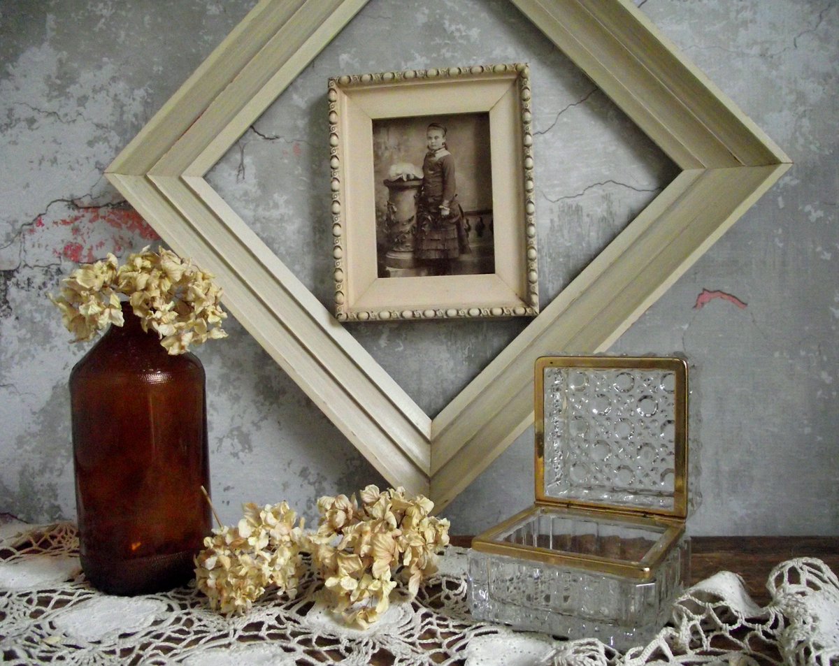 gazaboovintage's tweet image. Pair of Vintage Wood Frames in Antique White , Cottage Chic Open Picture Frames , Vintage Wedding Decor FREE SHIPPING etsy.me/2qxAyp7 via @Etsy #vintagedecor #walldecor #openframes #weddingdecor #homedecor #cottagechic #farmhouse #vintageandmain #etsyvintage #freeshipping