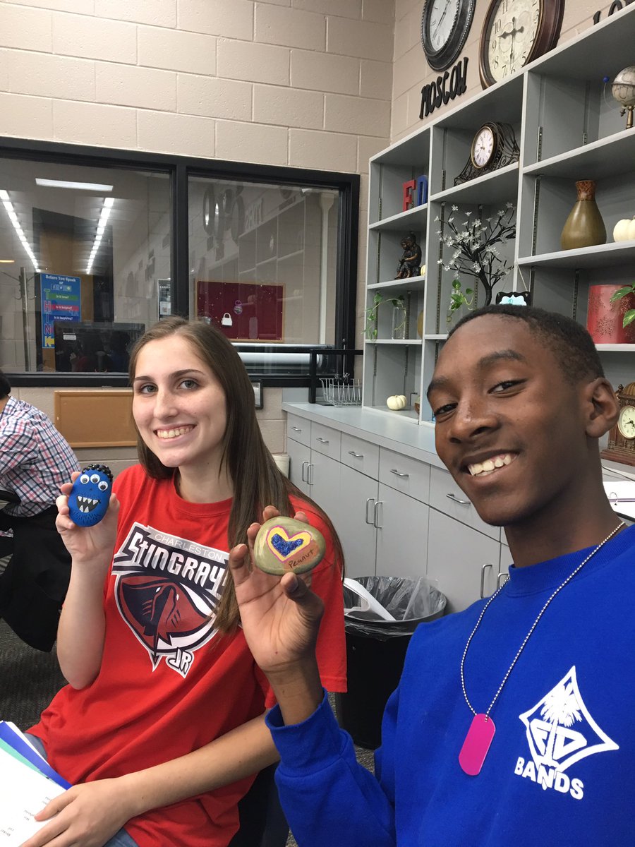 FDHSCommons's tweet image. Have you spread kindness today? Come paint a rock for Kindness Rocks during ILT in the @FDHSCommons #ILT