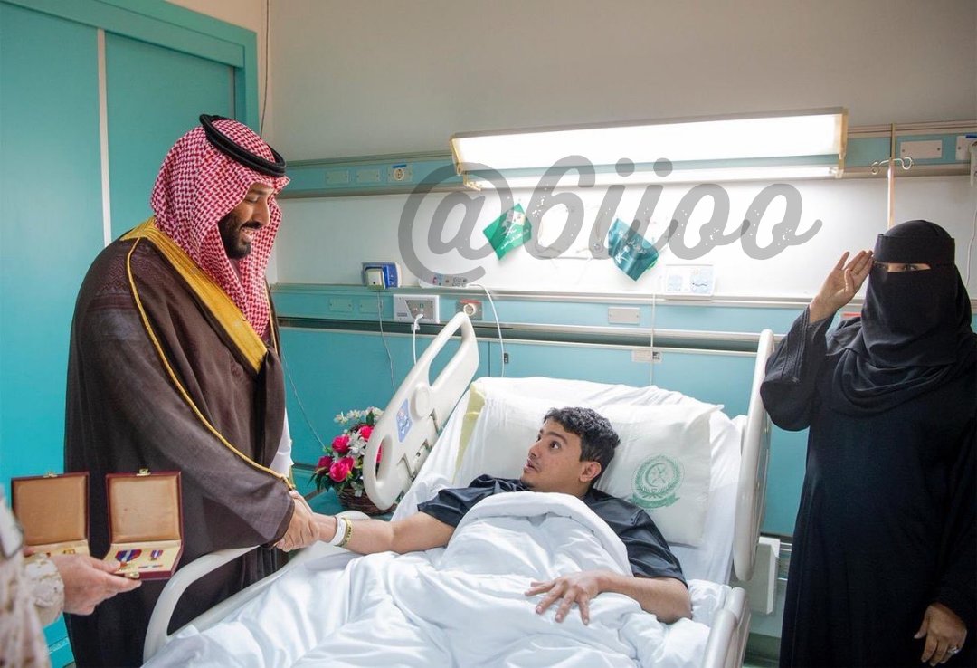 بنت الوطن تاقف عن الفين رجال
لو ما دخلت في دورتن عسكرية
..
من شافت محمد وبحضور الابطال
وقفت على عز .. وعطته التحية

-