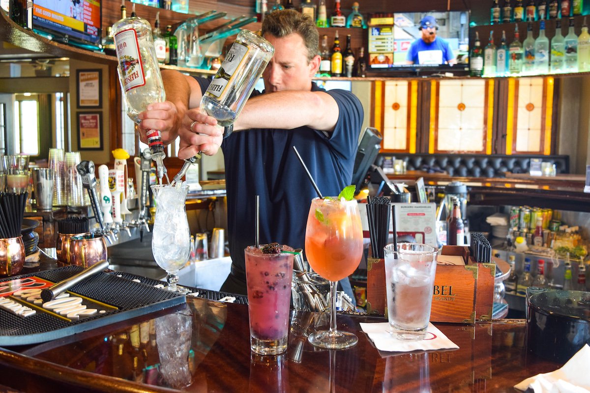 How's your Monday looking? It could be looking a whole lot better with a cocktail in hand and a seat at the Round Bar. #seeyouatsazs