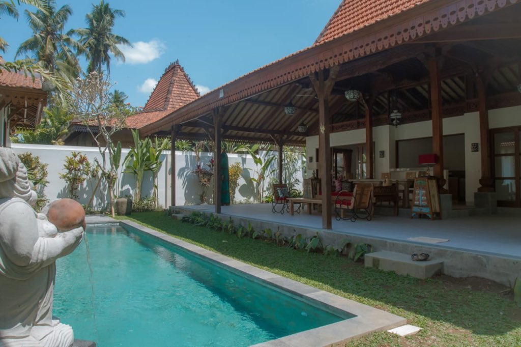 Realty_id's tweet photo. 3 bedroom villa with pool and kitchen in Ubud, Bali. Visit and Feel the serenity of Ubud. Its sale as freehold, find on https://t.co/XHAE2NS292  
Contact whatsap/telegram +6282233100077
.
.
#villadijual #rumahdijual #villaforsale #ubud #luxuryhotel https://t.co/vev5fUEuBS
