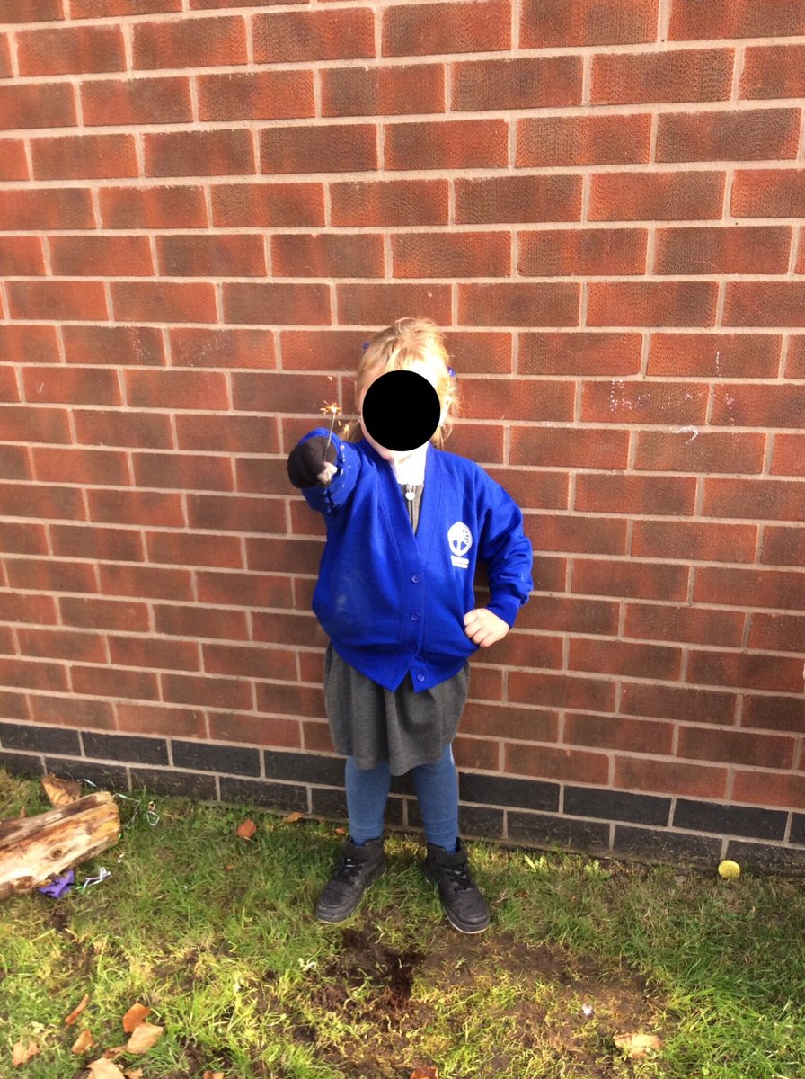 AshwoodFS2's tweet photo. Sparkling the afternoon away! 💥
Happy Bonfire Night 🔥 
#DREAMers #hookedin #sparklers https://t.co/OuNCNkOBPm