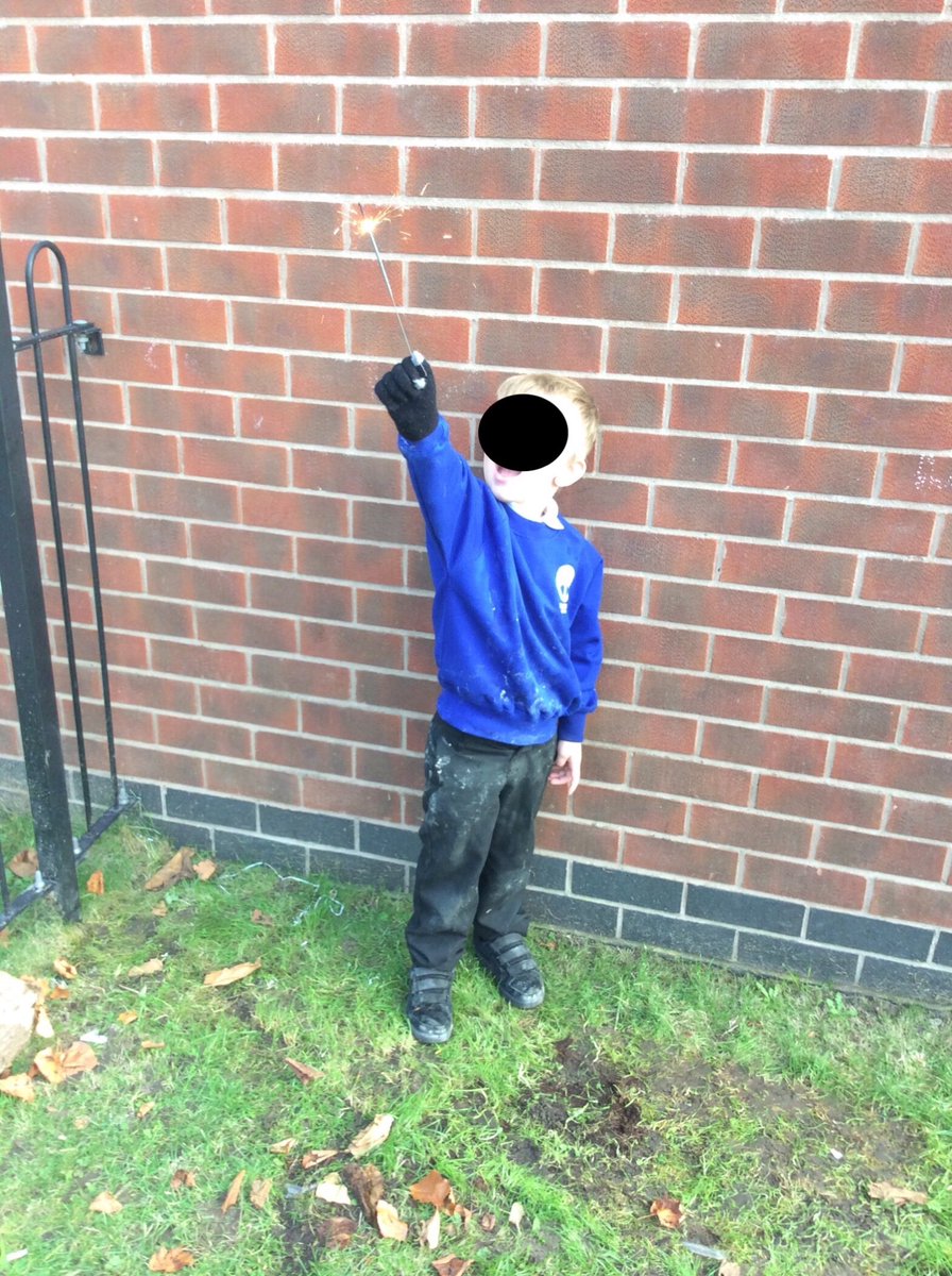 AshwoodFS2's tweet photo. Sparkling the afternoon away! 💥
Happy Bonfire Night 🔥 
#DREAMers #hookedin #sparklers https://t.co/OuNCNkOBPm
