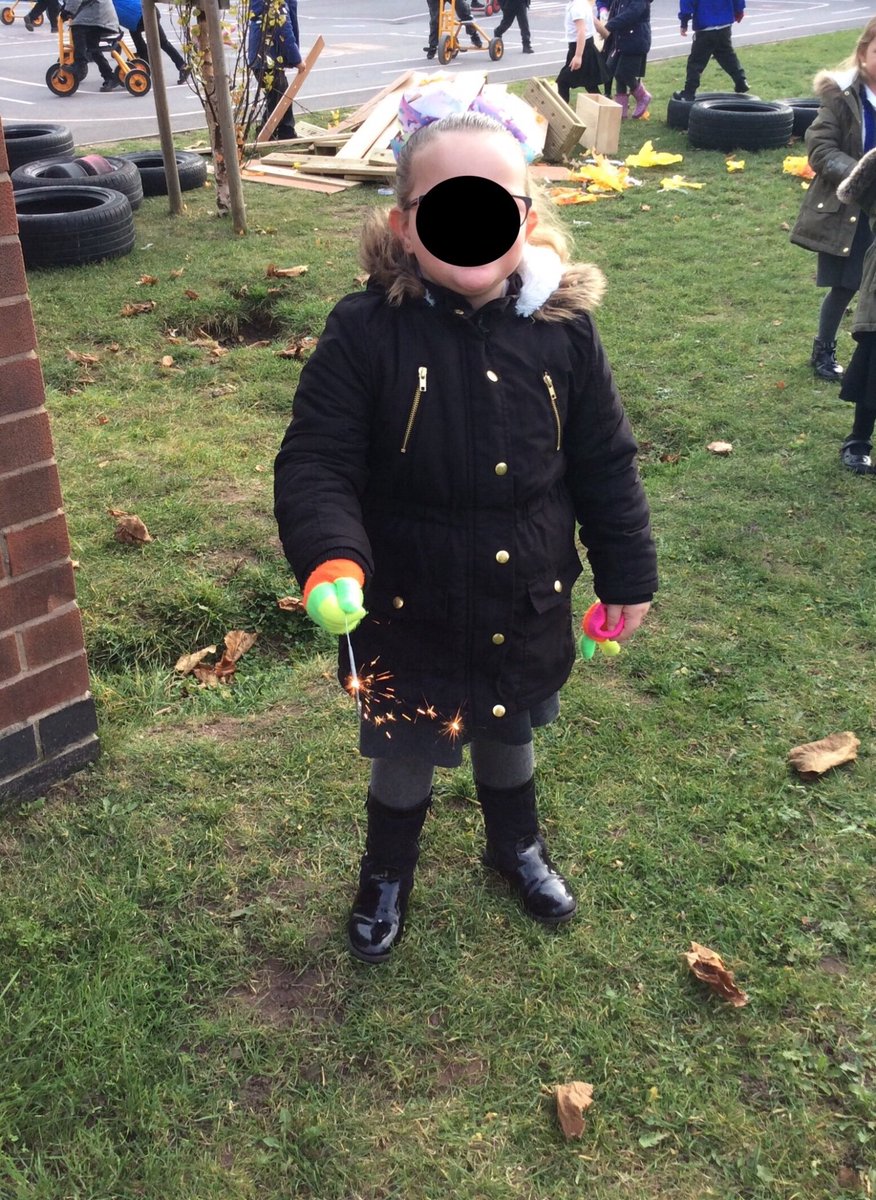 AshwoodFS2's tweet photo. Sparkling the afternoon away! 💥
Happy Bonfire Night 🔥 
#DREAMers #hookedin #sparklers https://t.co/OuNCNkOBPm