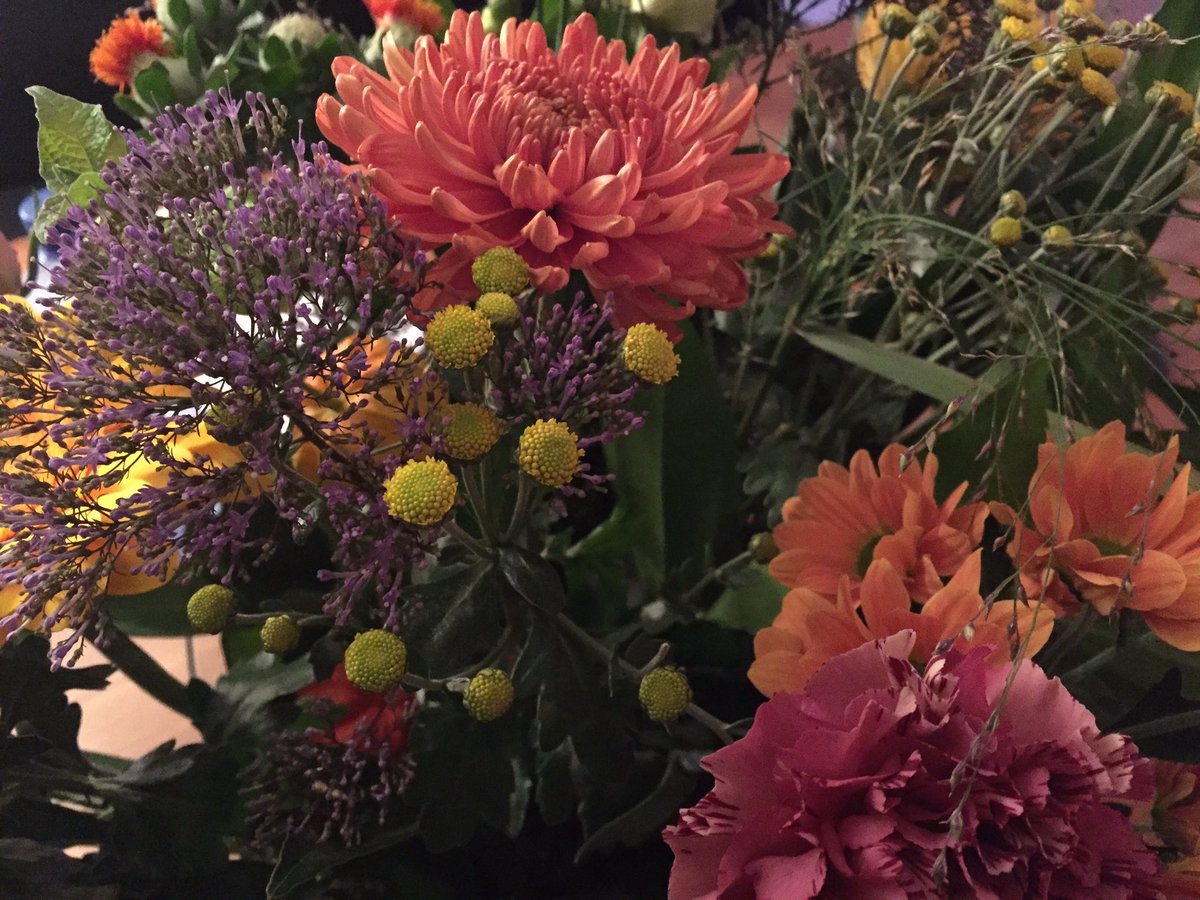 Het is gelukt! Na intensieve procesbegeleiding zijn vanavond 5 nieuwe bestuursleden gekozen bij de NBB. Mooie bloemen als bedankje gekregen