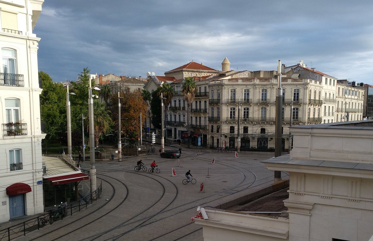 Pierre_Andre34's tweet photo. @mekquispass @KAMI_TENGU @CollectifVALVE @montpellier_ @Saurel_P @VelociteMtp @LaVilleaVelo Non, c’est bien Montpellier sur le tweet initial, au croisement des Lignes 1,2,3 &amp; 4 de tramway ^^
“Un des plus vastes espaces piétonniers d'Europe. 5 raisons ensoleillées de visiter Montpellier" 👉 https://t.co/TwnVsxlAsi https://t.co/4PLgTUts9R