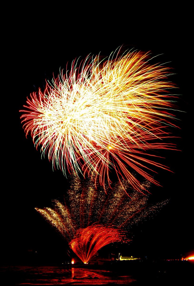 #Holyhead #Bonfire #fireworks #Anglesey #wales <a href="/TableHolyhead/">Holyhead Round Table</a> @ruthwignall <a href="/AngleseyScMedia/">Anglesey socialmedia</a> <a href="/ItsYourWales/">It's Your Wales</a> <a href="/behnazakhgar/">Behnaz</a> <a href="/DerekTheWeather/">Derek Brockway - weatherman</a> <a href="/S4Ctywydd/">S4C Tywydd</a>
