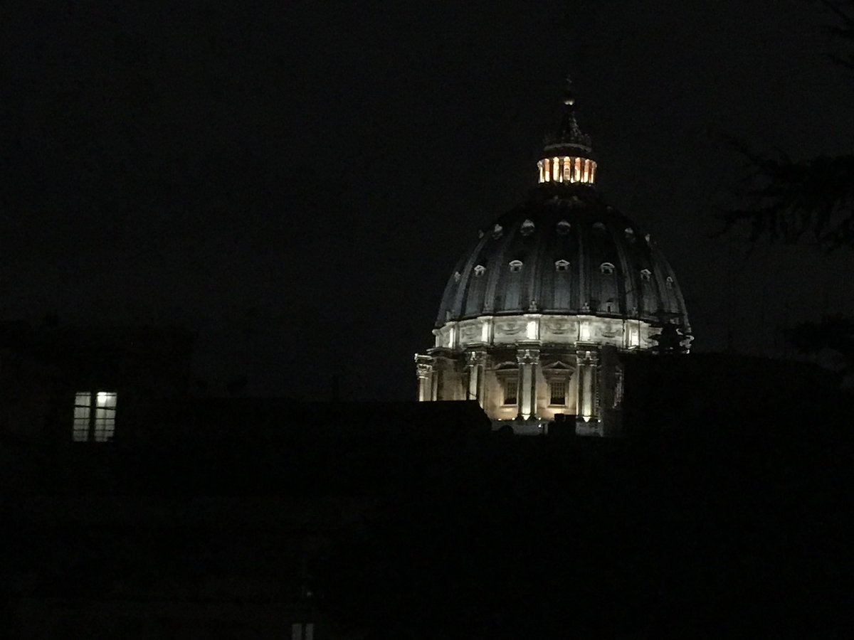 gudruncita's tweet image. Ziemlich gut: der nächtliche Blick aus meinem Zimmerfenster. #Rom #FA16 @ifpmuenchen #Vatikan #Petersdom