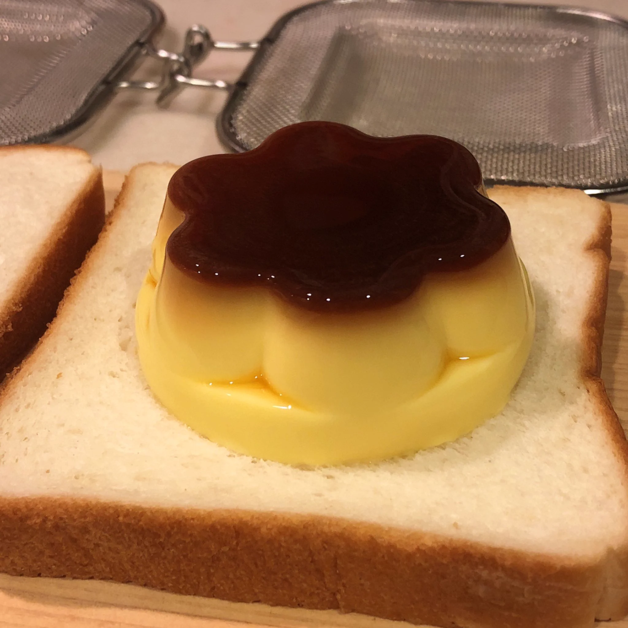 プリンをパンに挟んで焼いたプリンサンド！！とろーり溢れるプリンが美味しそうｗ
