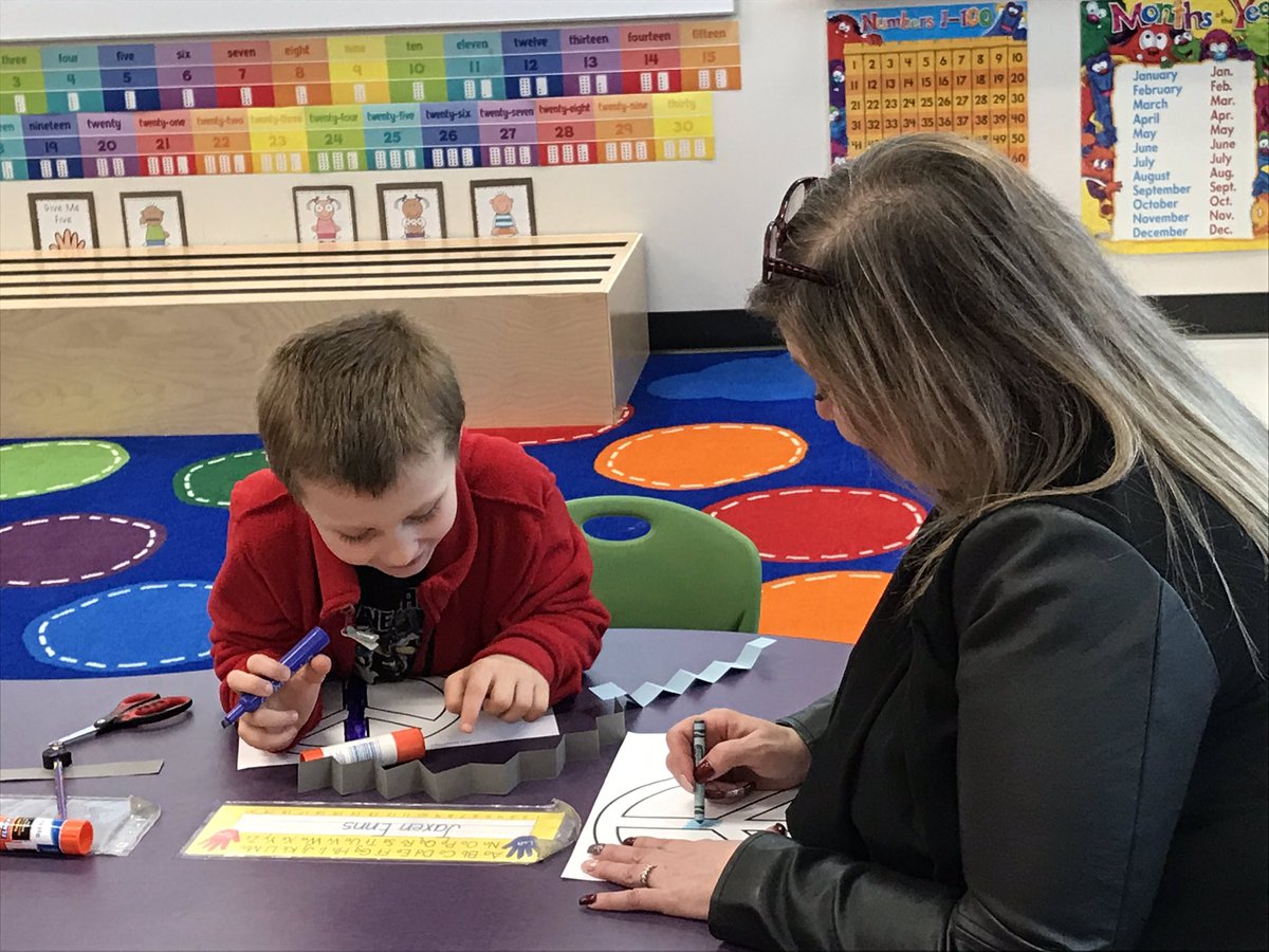 Colouring in peace signs. Trustees are having loads of fun <a href="/ChristinaGFMPSD/">ChristinaGordon</a> <a href="/ymmteacheramy/">Amy Strickland</a> #ymm <a href="/DougNicholls2/">Doug Nicholls</a>