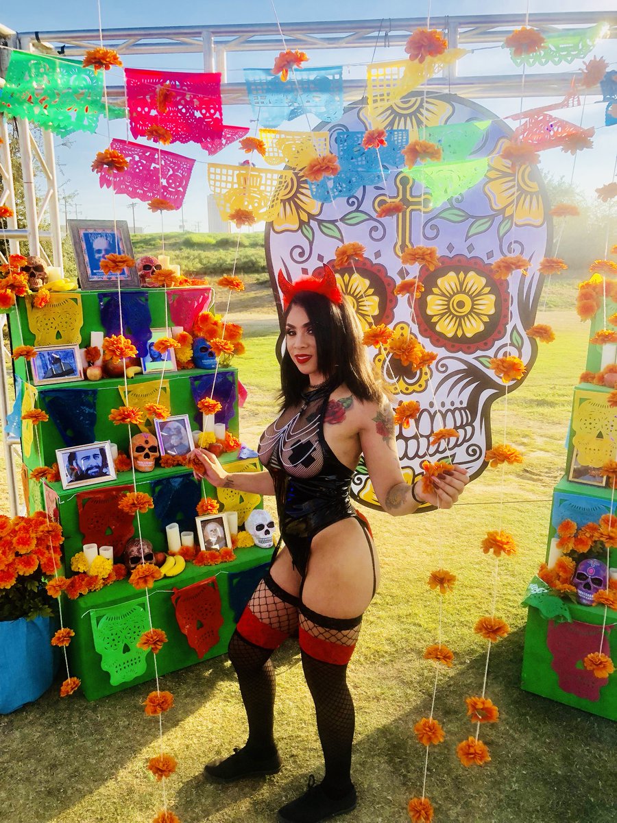 iitsalisha's tweet photo. October has finally came to an end for me! What a month! ☠️💀 @hardfest  #hardfest #hardDOTD #dotd #hardDayofthedead #edmlifestyle #greatvibes #musicislife https://t.co/us5EvPt2ho