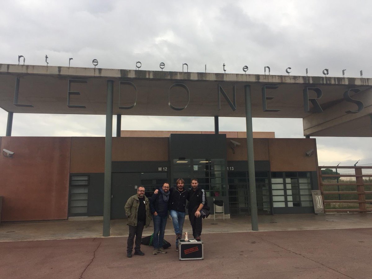 QuimMasferrer's tweet photo. Avui hem actuat a la presó de Lledoners. Entre el públic hi havia els estimats @jcuixart @jordialapreso @raulromeva @quimforn @jorditurull @joseprull @junqueras A Lledoners hi ha molt bona gent!
#Llibertatpresospolitics 
#LlibertatPresesPolítiques https://t.co/lFQGzOEJwx