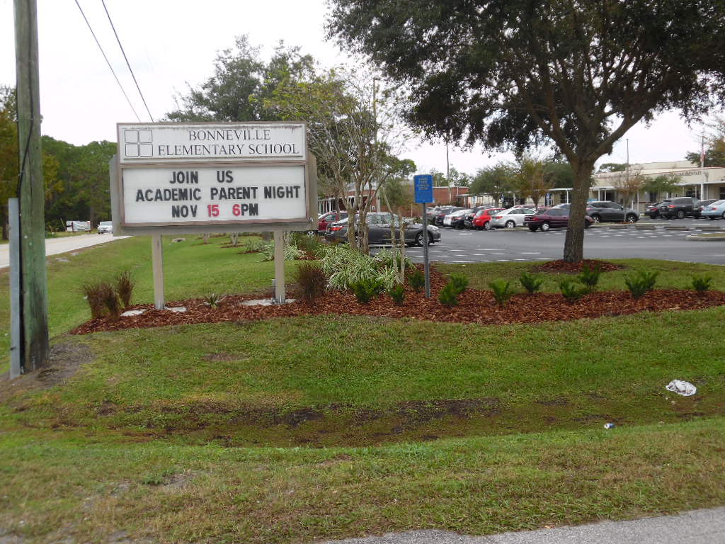OCPSFacilities's tweet photo. The Curb Appeal program has struck again! Look at the beautiful facelift we gave the landscaping at Bonneville Elementary! #curbappeal #ocpsgrounds
@ocpsnews @OcpsEast https://t.co/rpvkjQLMcB
