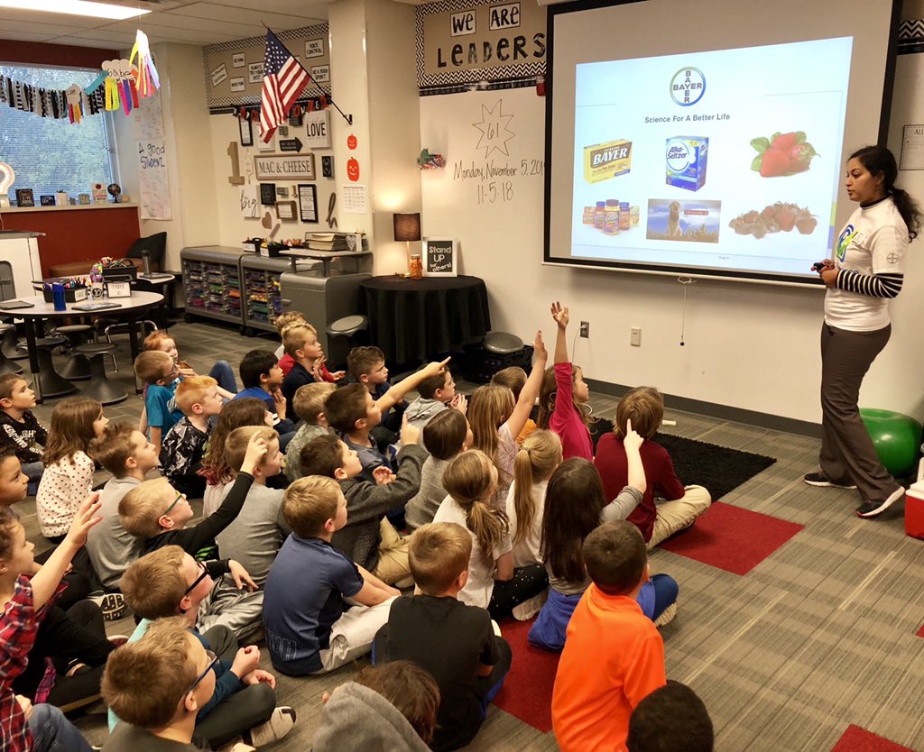 MissRyokoBarney's tweet photo. Fun afternoon learning about pollination, the importance of bees, and meeting a hissing coackroach thanks to Mrs. Asher and @BayerUS! #BayerMSMS #STEM #lpsleads #lpsepic @dani_compton 🐝🌺 https://t.co/N7h8aWvcOU