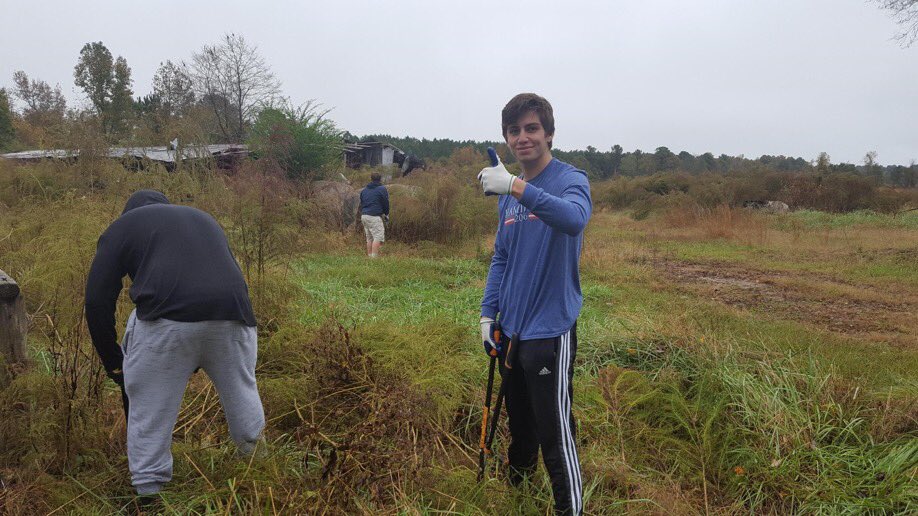 stdavidsschool's tweet image. This week the US will be taking time to pause their regimented schedules in order to lend a hand to organizations. Today students volunteered at Wildwood farms, the Raleigh Rescue Mission Thrift Shop, GCF, the Boys and Girls Club, and Walnut Hill Conservatory. #serviceweek2018