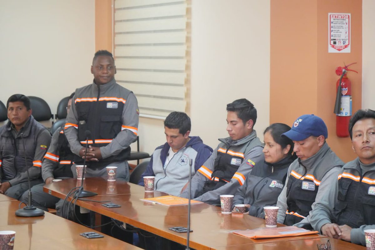 CarchiPrefectur's tweet photo. El prefecto Guillermo Herrera se reune con el Sindicato de Trabajadores de la Prefectura del Carchi para coordinar y fortalecer su labor en beneficio de las comunidades carchenses.
#CarchiPrefectura
#MenosPalabrasMasObras https://t.co/TbyGZ3IO6I