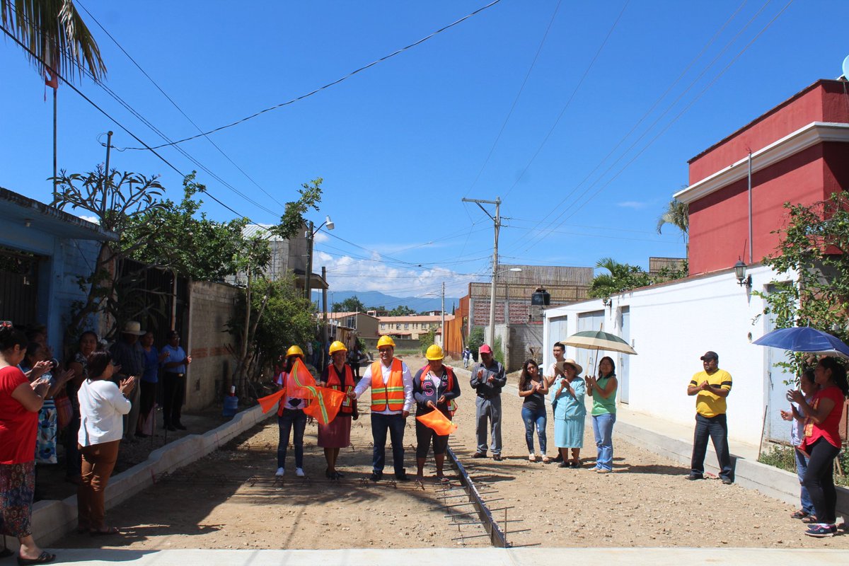 En un ambiente lleno de alegría inauguramos la obra de pavimentación con concreto hidráulico  en su 1ra. etapa; al tiempo de dar el banderazo de la 2da. etapa de la calle Mixteca, en la Col. Las Culturas del Municipio de Santa Cruz Xoxocotlán.