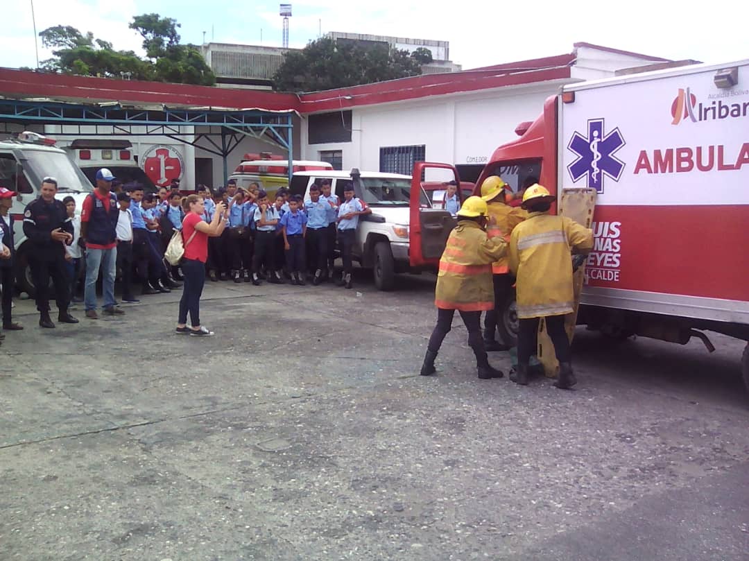 uneslara_'s tweet photo. @UnesLaraCF, @JessAntonioDaz3, CONVERSATORIOS AL PERSONAL  DE LA BRIGADA BOMBERITOS CIUDAD BARQUISIMETO Y BRIGADA INFANTIL Y JUVENIL UNES LARA, SOCIALIZANDO EXPERIENCIAS Y ACTIVIDADES QUE CADA UNA DESARROLLA EN MATERIA DE PREVENCIÓN Y SEGURIDAD CIUDADANA. FRENTE PREVENTIVO LARA. https://t.co/Q3NYyW4JuU