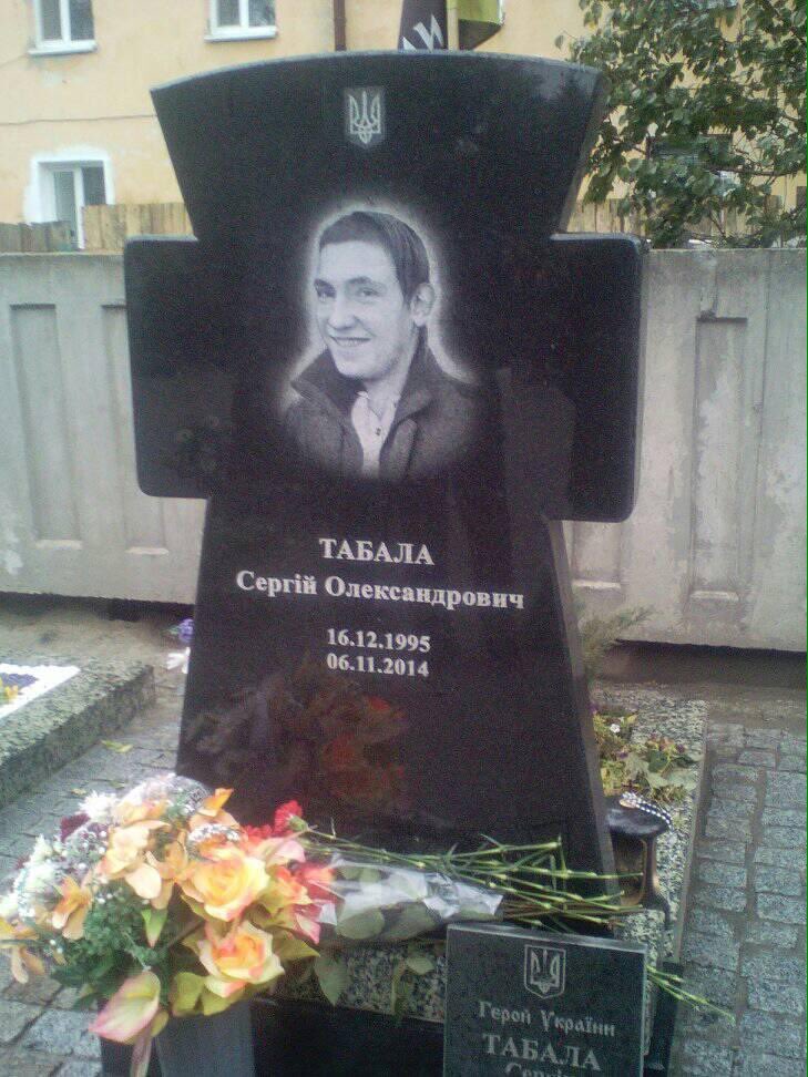 4 роки тому.
в цей день.
у бою за Донецький аеропорт загинув Сергій Табала ( друг "Сєвєр")

Вічна пам'ять!