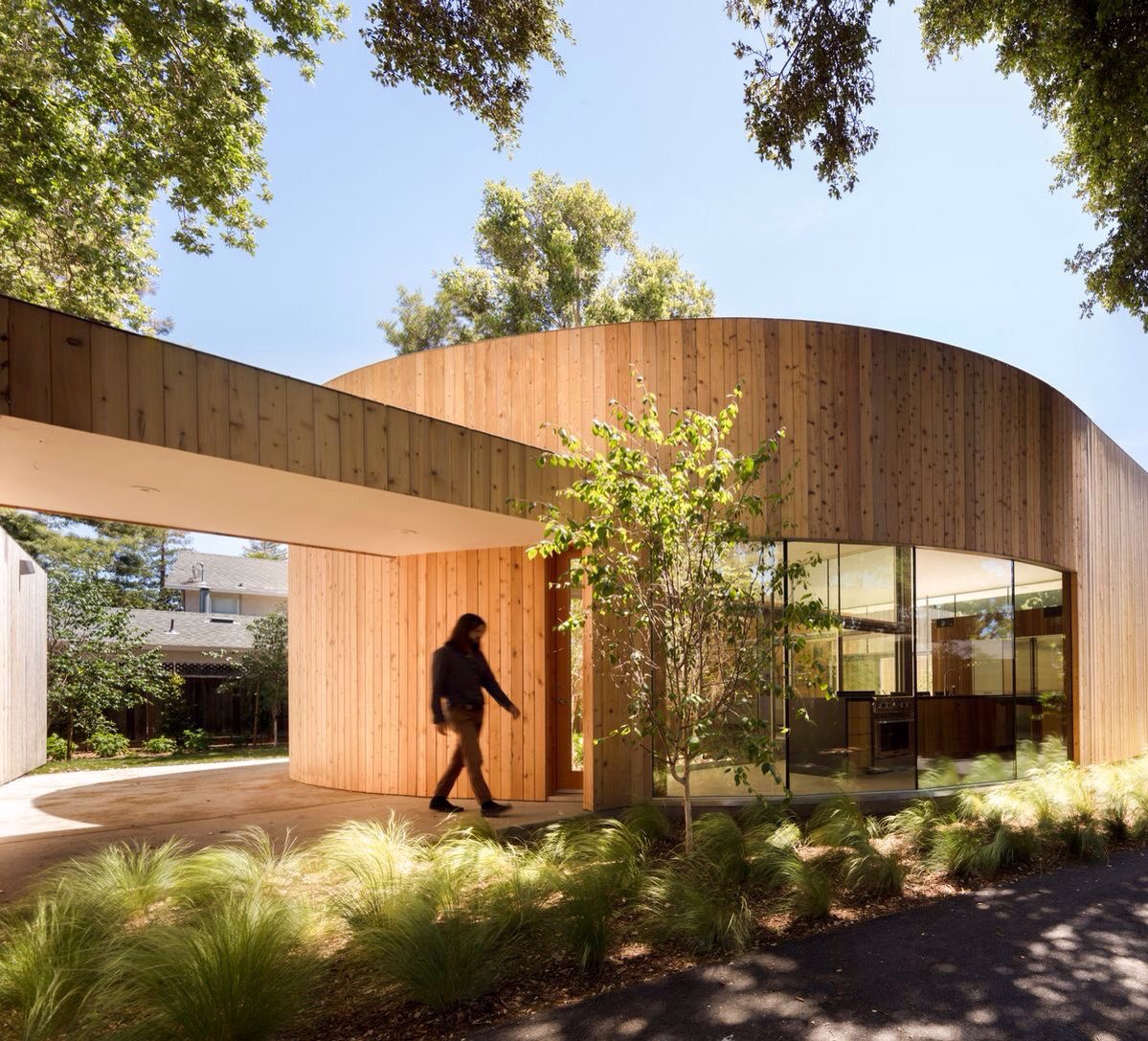 GoCalifornias's tweet image. #CAsArchitecture | @Dezeen: American firm @CraigSteely #Architecture has encircled this Atherton, California dwelling with a curvy wall, which keeps views focused upward rather than outward. Link at Dezeen.com