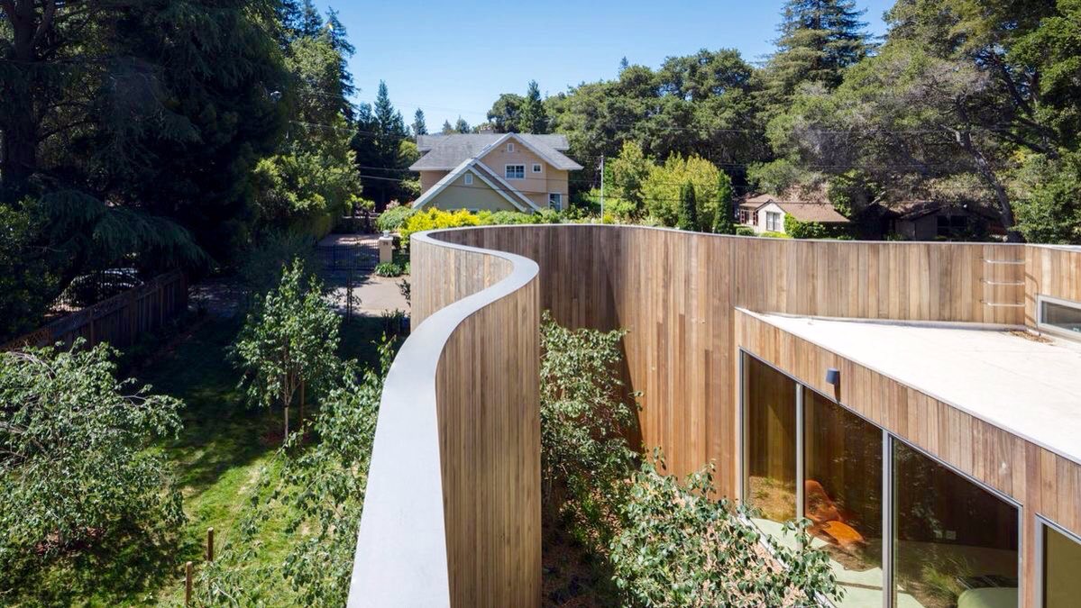 GoCalifornias's tweet image. #CAsArchitecture | @Dezeen: American firm @CraigSteely #Architecture has encircled this Atherton, California dwelling with a curvy wall, which keeps views focused upward rather than outward. Link at Dezeen.com