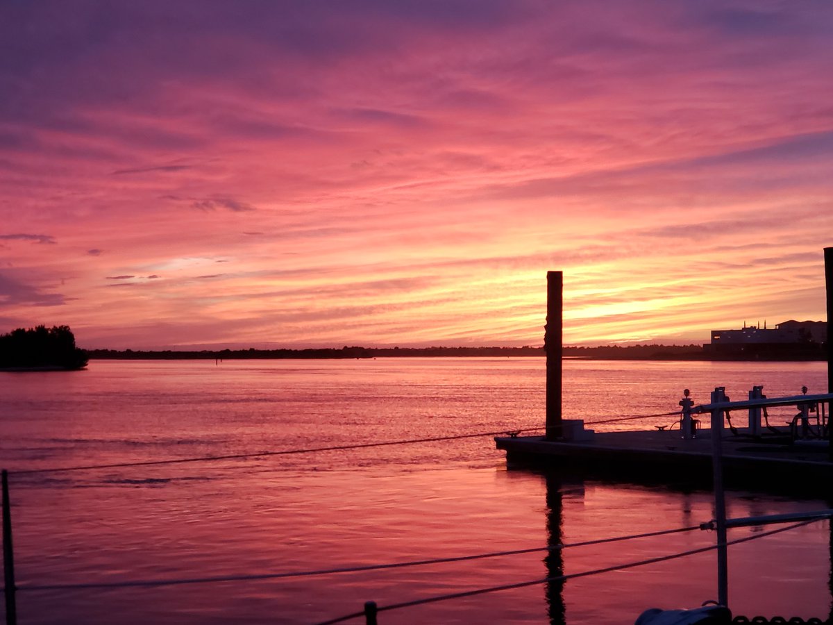 VirginiaBridges's tweet photo. #BeaufortNC #sunset #newcameraphone https://t.co/iFsWK1e2qQ