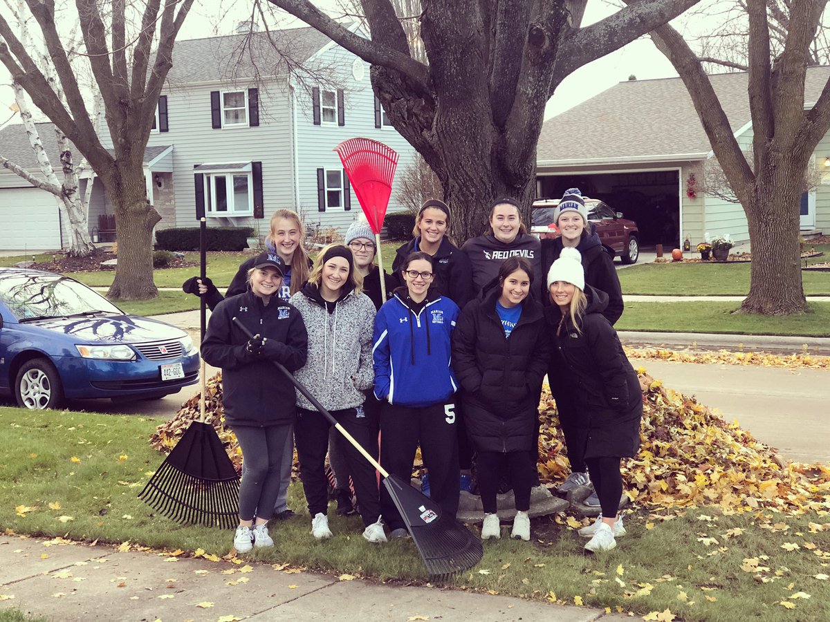 MarianSoftball's tweet image. Volunteering with @UnitedWayFDL to rake leaves in the community is one of our favorite volunteer activities! We love getting to interact and give back to our great community! #SabresSupportingFondy #UnitedWay #RakeADifference