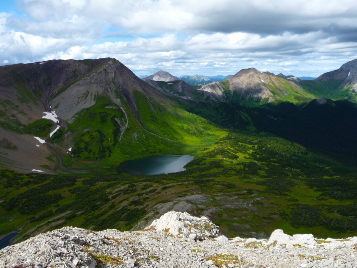 TumblerRidgeGeo's tweet photo. #MountainMonday
#TRgeo lies in the northern portion of the Rocky Mountains. They are one of the longest mountain chains at ~4800km long and can be up to 500km wide. The mountains were built during the Laramide Orogeny between 80 and 55 m.y.a.. https://t.co/zTfBHr4u68