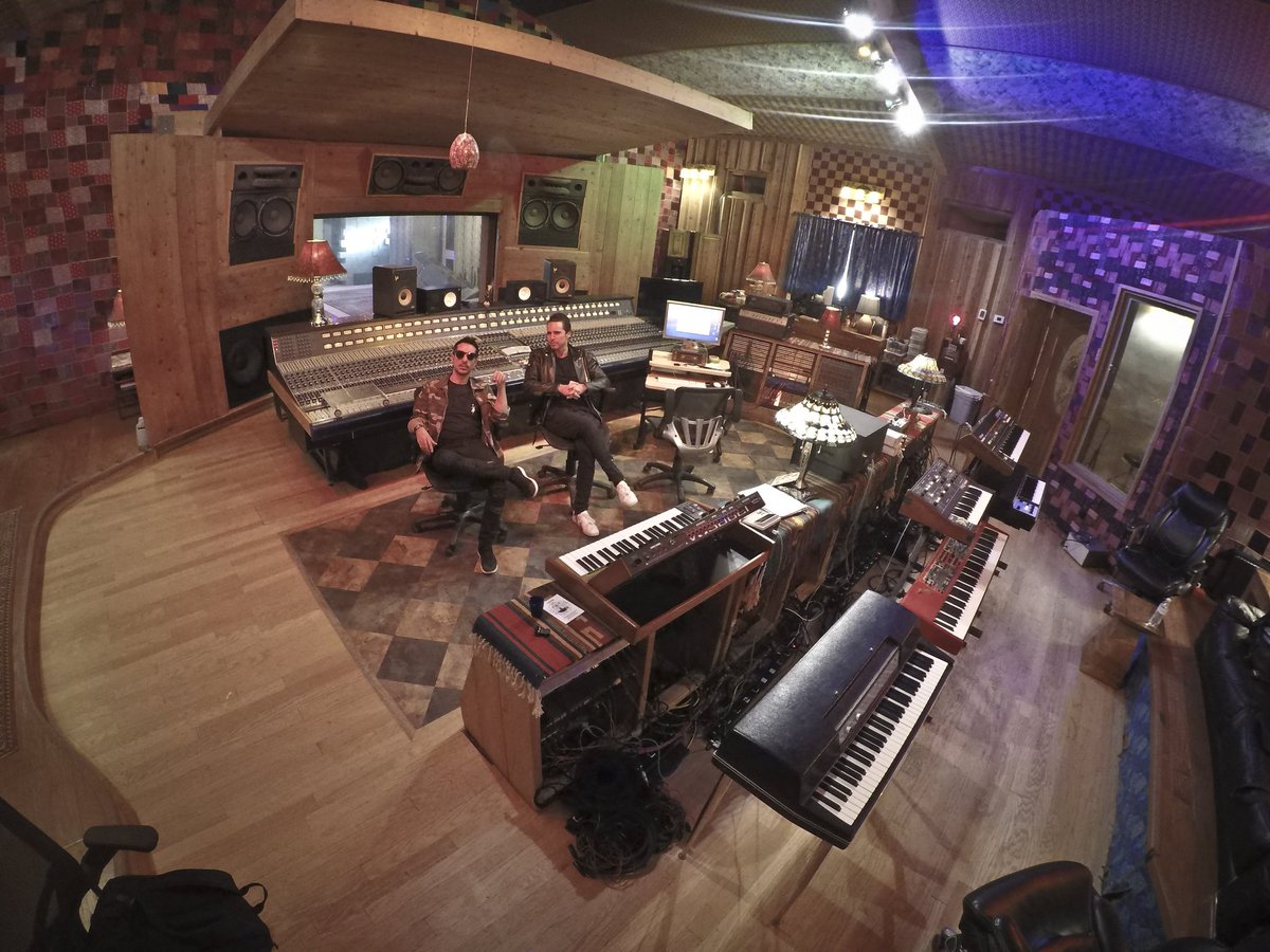 MoeniaMx's tweet photo. Pues así es amigos, hace un par de semanas @AlfonsoPichardo y @AlexMidi estuvimos grabando unas rolitas en @sonicranch !! Listos para lo nuevo?!
#HagamosContactŒ https://t.co/iEEKjIE9tw