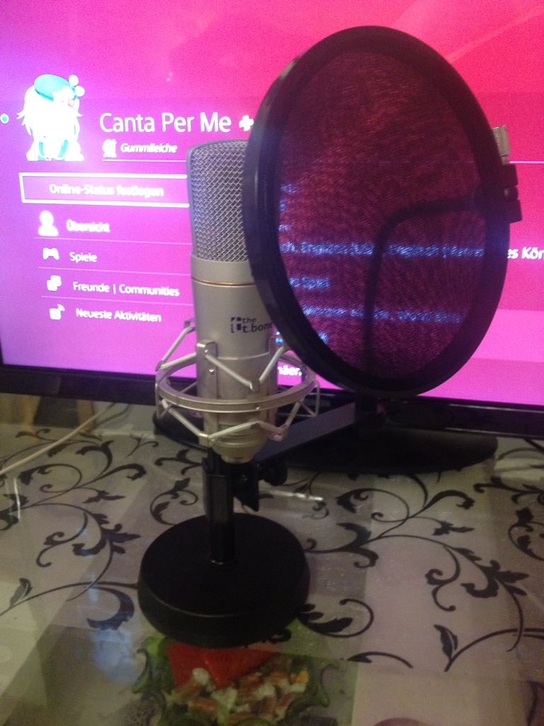 MH_Canta's tweet image. Remember this mic that I have? If I reach 100k subs by the end of 2018 I will continue to not use it.