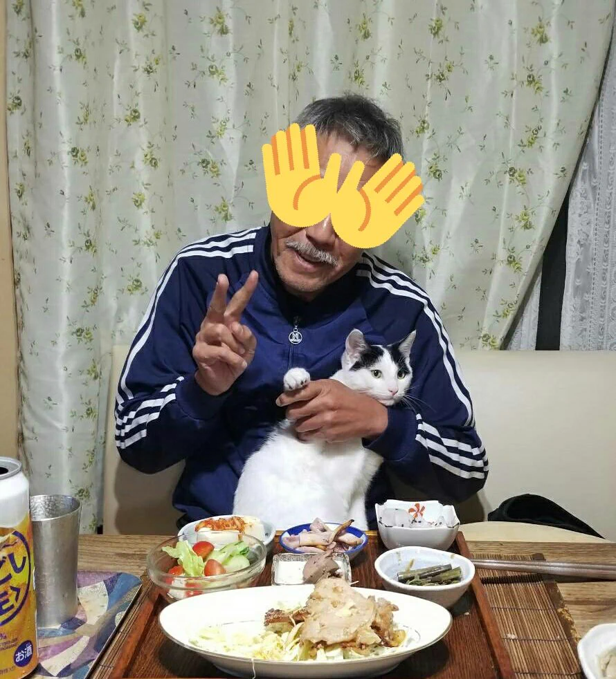 1ヶ月前猫を飼うことに猛反対した父が、いつの間にか愛猫の虜になっているww