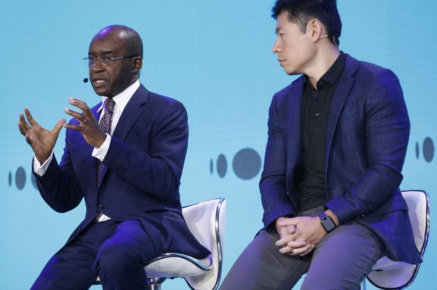BBGNewEconomy's tweet photo. Econet Group CEO @StriveMasiyiwa (pictured left) says Africa is ready to engage the world as a partner and cites its relationship with China as a solid example https://t.co/Dtso6RVQU2 #NewEconForum https://t.co/4mS4mcqJjc