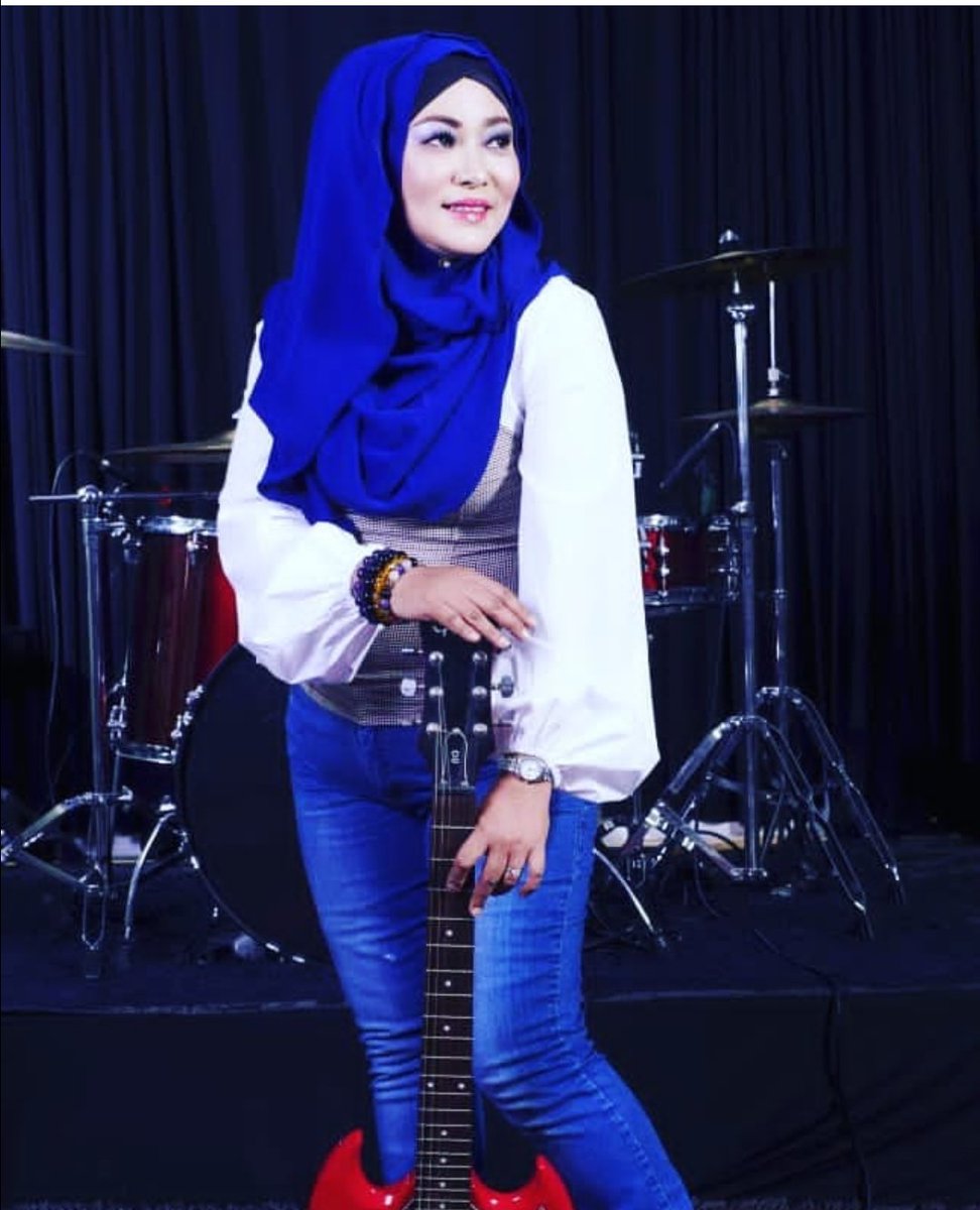 590an's tweet photo. MAC RUHAYU YG PERNAH POPULAR DGN LAGU DITAKDIR KITA BERSAMA KINI KEMBALI DGN SINGLE TERBARU YG BERTAJUK MOGA KAU MENGERTI. TERDAPAT DLM CD ALBUM KOMPILASI #5suaraartis90an https://t.co/97nlBm9huV