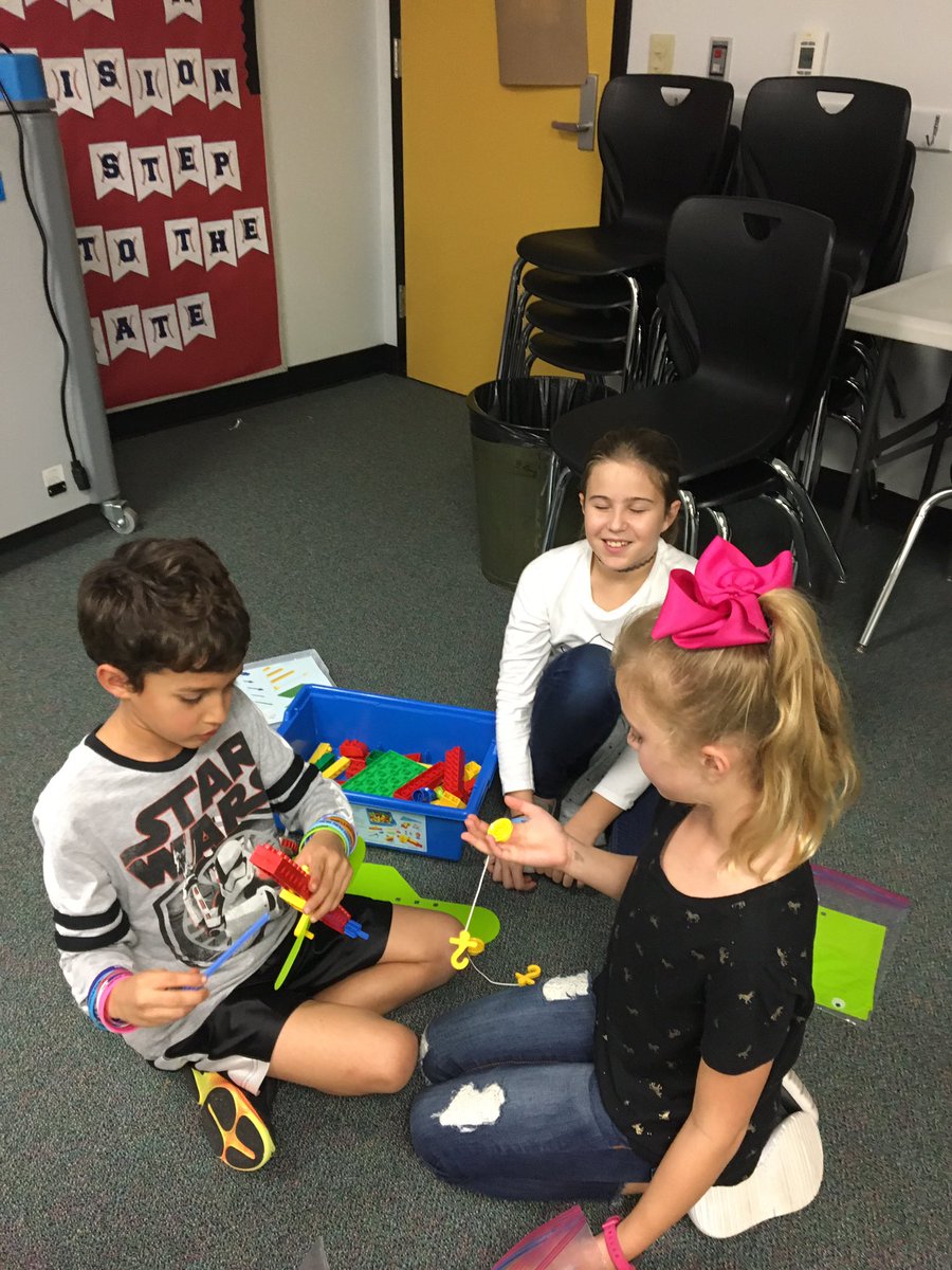 KatinaOsth's tweet image. First Lego session between 2nd and 4th. Lots of creativity! #CSISD #LEGO #SKawesomeSince1967 #stem