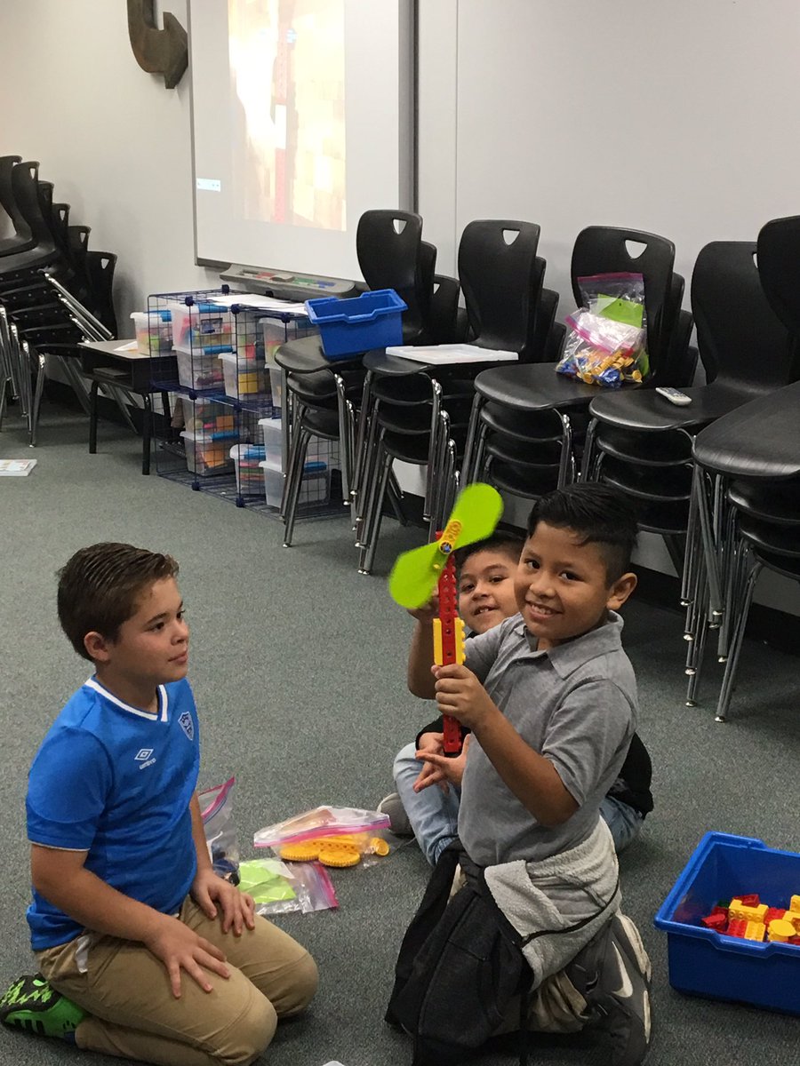 KatinaOsth's tweet image. First Lego session between 2nd and 4th. Lots of creativity! #CSISD #LEGO #SKawesomeSince1967 #stem