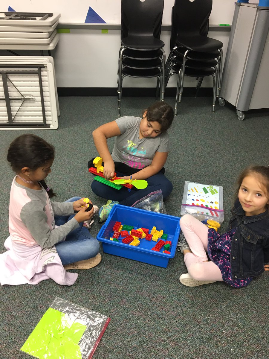 KatinaOsth's tweet image. First Lego session between 2nd and 4th. Lots of creativity! #CSISD #LEGO #SKawesomeSince1967 #stem