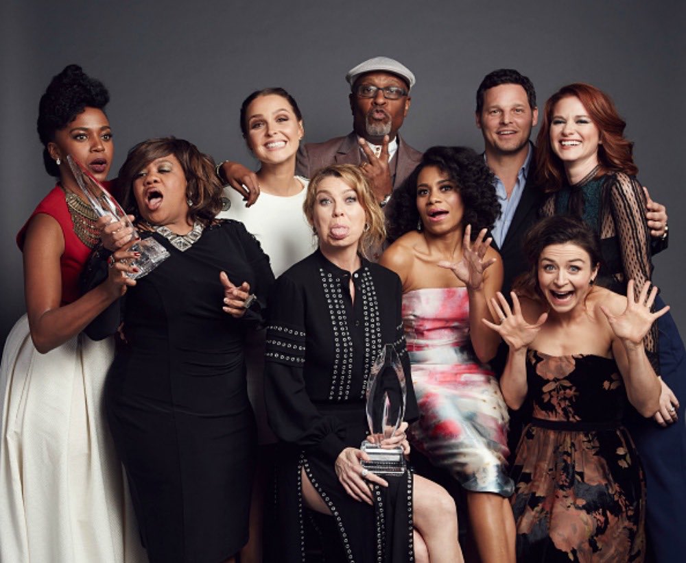 aliveforgreys's tweet photo. el cast de greys anatomy es todo lo que esta bien https://t.co/APTOMf0AHT