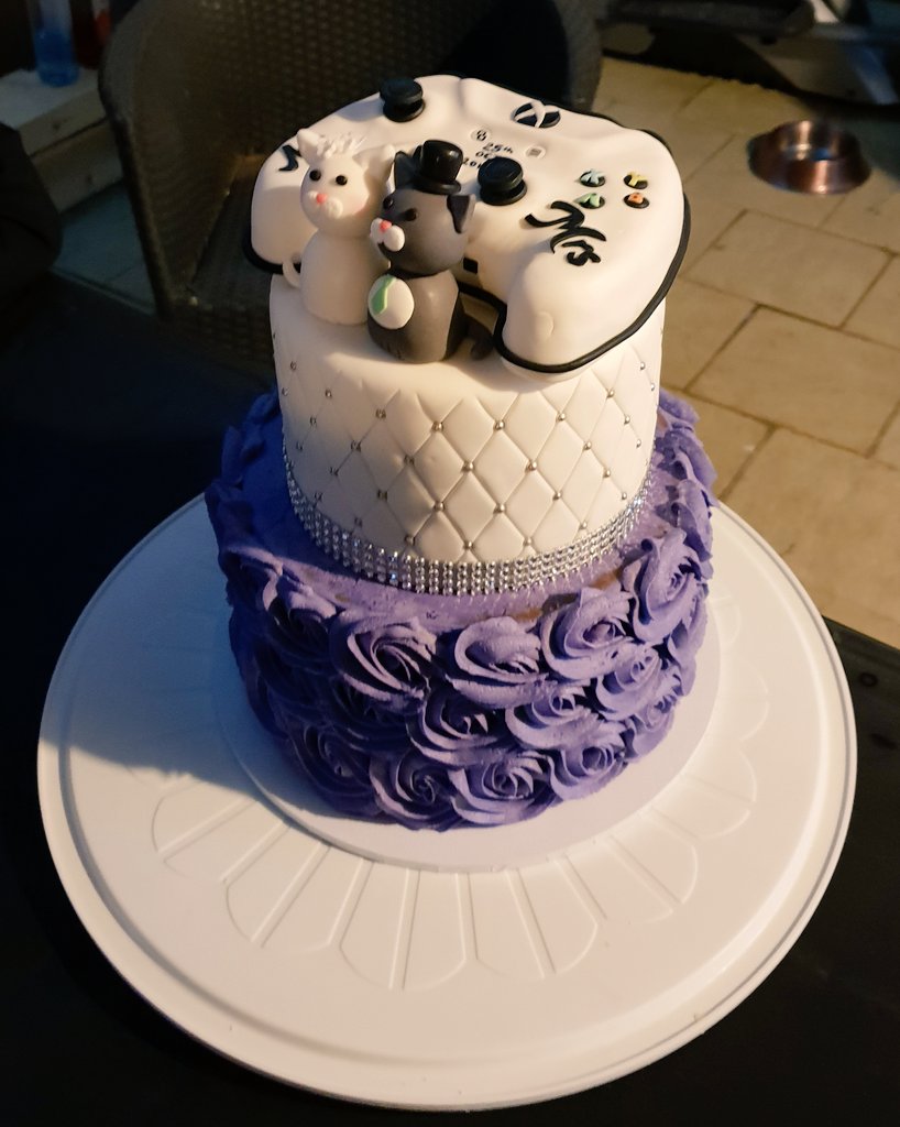 BatlefieldBarby's tweet photo. Wedding cake goals 😍 https://t.co/5S058uDF0P