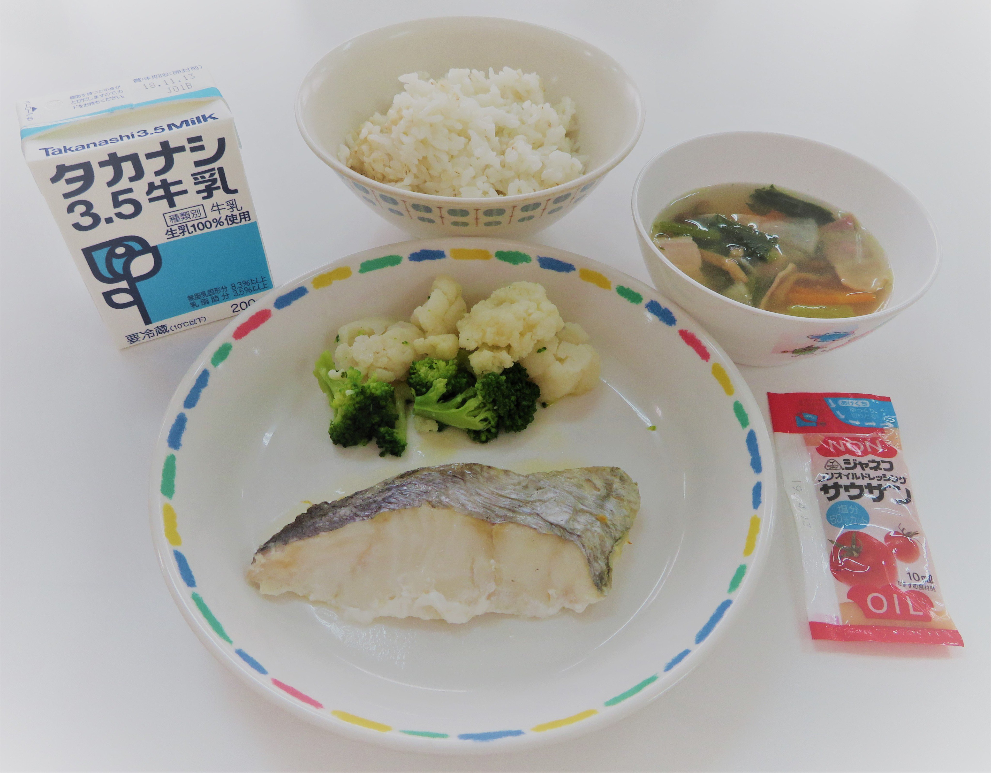 神奈川県立鶴見養護学校 公式 本日の給食 ごはん ホキのレモンバターソース 花野菜サラダ コンソメスープ 牛乳 6kcal 栄養士落合より 今日はホキという白身魚を使った洋風献立です 高等部ではホキってなんだろうと昨日から話題に